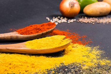 Taze sebzeler, Baharatlar ve otlar koyu arka plan üzerinde dağınık. Yemek pişirmek için doğal ve biyo malzemeler. Kayrak tepsisinde organik ürünler. Metniniz için üst görünüm ve kopyalama alanı.