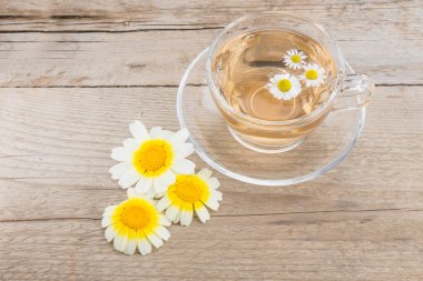 Papatya çayı ve papatya çayı. Kırsal ahşap arka planda. Bitki çayı çiçekleri.