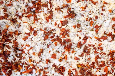 Baharat, bitki karışımı ve deniz tuzu, baharat ya da baharat karışımı. Kurutulmuş domates, deniz tuzu, karabiber taneleri, kırmızı biber..
