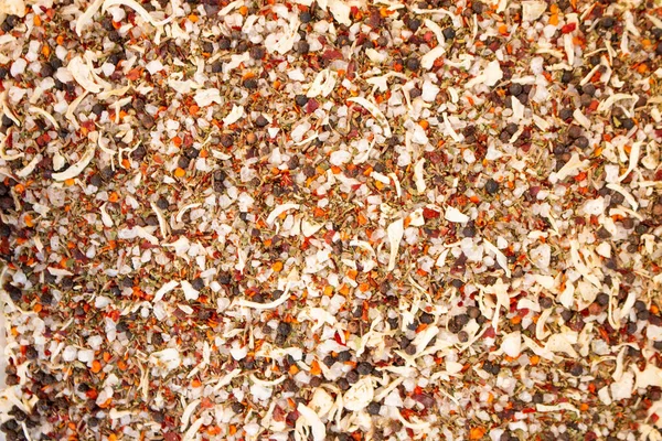 Baharat karışımı ve deniz tuzu yakın plan, baharat ya da baharat karışımı. Kara biber, deniz tuzu, biber taneleri, biber biberi, Oregano, kekik, kurutulmuş soğan.