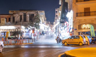 Heraklio, Girit, Yunanistan. 10.01.2019 Night Street Heraklion şehri. Heraklion 'un gece ışıkları, 25 Ağustos sokağı. Gece Iraklı merkez caddesi.
