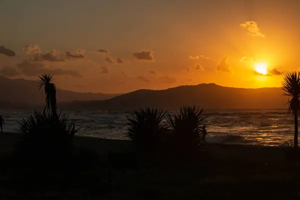 Atardecer Dorado Creta Georgeoupolis Hermosa Puesta Sol Playa Siluetas Palmeras — Foto de Stock