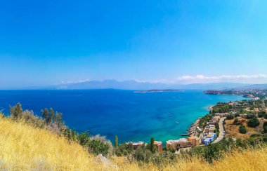 Mikronisi 'nin panoramik manzarası, Agios Nikolaos, Girit. Mavi deniz ve adalarla güzel körfez manzarası. Girit Adası 'ndaki Panorama. Yunanistan 'da bayram tatili.