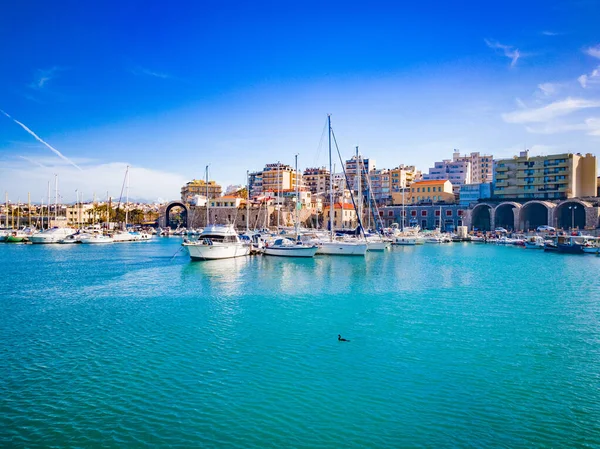 Heraklion, Girit 'ten limana güzel bir manzara. Heraklion Koule, kale. Heraklion şehrinin limanında mavi gökyüzü ve turkuaz deniz. Yunan limanında renkli tekneler. Seyahat ve yerler.