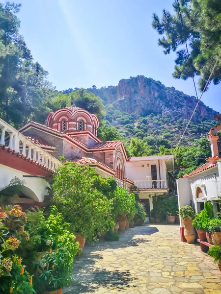 Aziz George Selinari Manastırı. Girit, Yunanistan 'da çiçekli bir manastır. Eski Ortodoks Kilisesi Girit, Yunanistan. Aziz George Selinari Manastırı