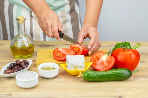 Mujer Corta Tomates Para Ensalada Griega Ingredientes Para Ensalada Griega — Foto de Stock