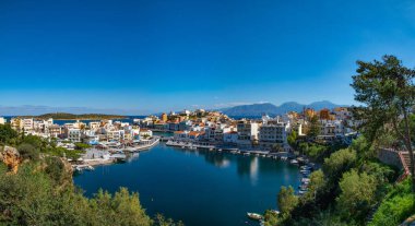 Agios Nikolaos, Girit, Yunanistan. Agios Nikolaos, Girit adasının doğu kesiminde, Mirabello körfezinde bir kasabadır. Voulismeni Gölü. HD Panoramik Görünüm.