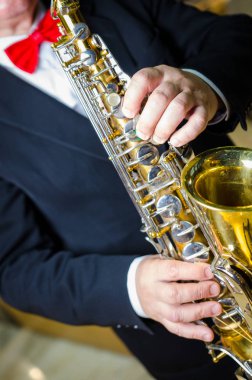 Saksafon çalar. Saksofoncu saksafon alto caz müzik enstrümanı ile