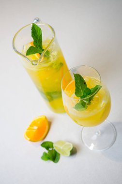 Limonata limon ve bir buçuk bardak yakınındaki saman ile süslü cam buz ile vardır.