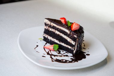 Çilek plaka üzerinde lezzetli çikolatalı kek