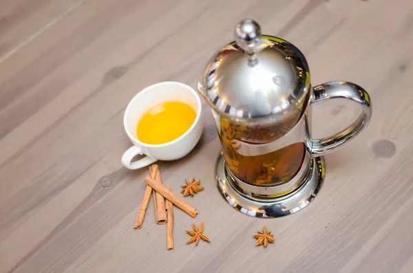 Šálek zázvorového čaje s medem a citrónem na dřevěném stole — Stock fotografie