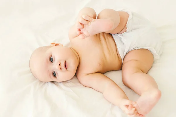Nu Mignon Bebe Fille Allonge Sur Un Fond Clair Dans Le Lit A La Maison Expressions Blonde Stock Photo Nu Mignon Bebe Fille Allonge Sur Un Fond Clair Dans Le Lit A La Maison Expressions Blonde Stock Photo