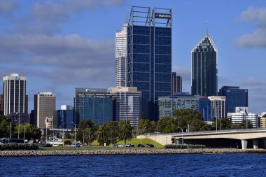 Perth, Wa, Avustralya - 27 Kasım 2017: Kuğu Nehri ile farklı binalar ve daraltır Köprüsü üzerinde Perth manzarası