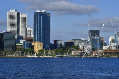 Perth, Wa, Avustralya - 27 Kasım 2017: Kuğu Nehri ile farklı binalar, Spanda heykel ve Elizabeth köprüsü üzerinde Perth manzarası