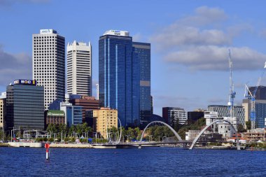 Perth, Wa, Avustralya - 27 Kasım 2017: Kuğu Nehri ile farklı binalar, Spanda heykel ve Elizabeth köprüsü üzerinde Perth manzarası