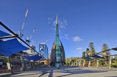 Perth, Wa, Avustralya - 27 Kasım 2017: Çan Kulesi, başkentin Batı Avustralya ve inşaat faaliyet ÇEVREDEKI oteller için dönüm noktası