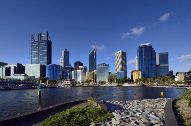 Perth, Wa, Avustralya - 27 Kasım 2017: Perth farklı binalar ile Kuğu Nehri üzerinde ve Spanda heykel sokağındaki manzarası