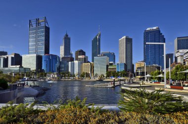 Perth, Wa, Avustralya - 27 Kasım 2017: Perth farklı binalar ile Kuğu Nehri üzerinde ve Spanda heykel sokağındaki manzarası