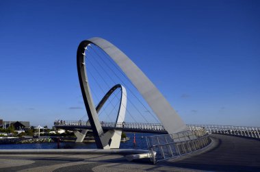 Perth, Wa, Avustralya - 27 Kasım 2017: Modern Elizabeth Quay Köprüsü, Elizabeth Quay Adası'na yaya köprüsü üzerinde kimliği belirsiz kişi