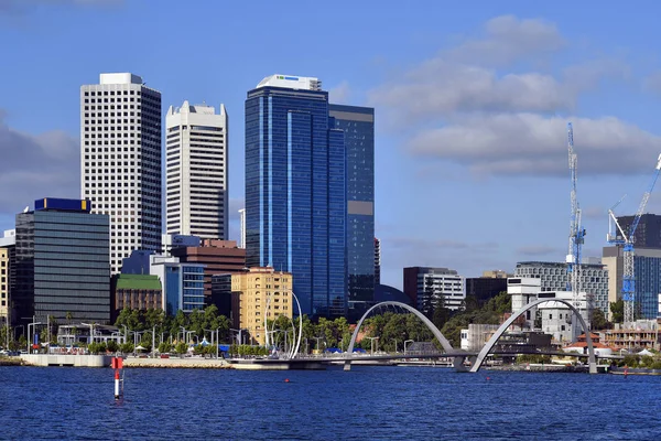 Avustralya, Perth farklı binalar, Spanda heykel ve Elizabeth Köprüsü ile kuğu nehrinde manzarası