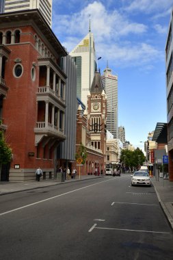 Perth, Wa, Avustralya - 28 Kasım 2017: Kimliği belirsiz kişi, binalar ve Perth Belediye Binası Hay Street