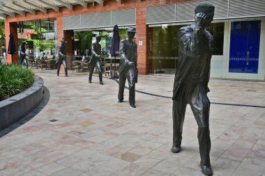 Perth, Wa, Avustralya - 28 Kasım 2017: Bronz heykeller farklı yıllarda insanların ayak izlerini zamanında Joan Walsh-Smith ve Charles Smith Cbd Perth bölgesinde yer alan sanatçıların adlı