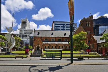 Perth, Wa, Avustralya - 28 Kasım 2017: St George Katedrali ve modern sanat Aşkelon - George ve ejderha hikayesi