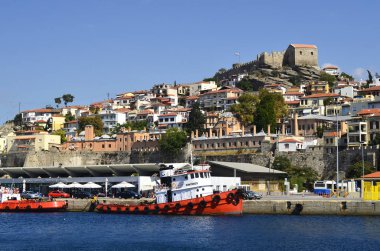 Kavala, Yunanistan - 27 Eylül 2011: Liman yolcu terminali ve Panagia semt Imaret ve kale evleri ile gemilerle