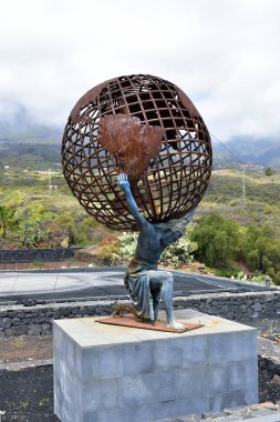 Guimar, Kanarya Adaları, İspanya - 06 Nisan 2018: Heykel Titan Atlas ile dünya tarihi rakam Yunan mitolojisinde onun omuzlarında taşımak