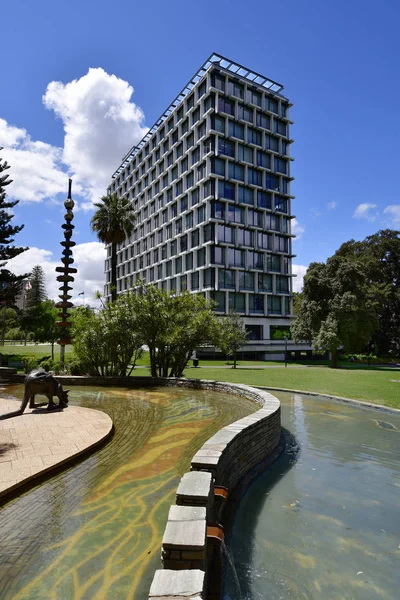 カンガルーの彫刻と西オーストラリア州の首都で池 オーストラリア パース 2017 理事会家 — ストック写真