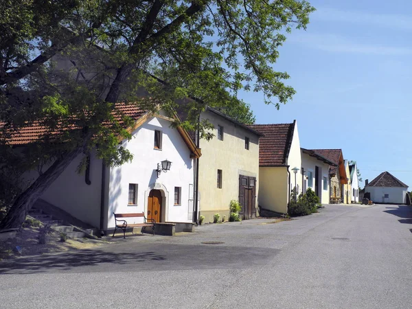 Rakousko Vinné Sklepy Ulicí Odlehlé Vesnici Rockmoreová Dolním Rakousku — Stock fotografie