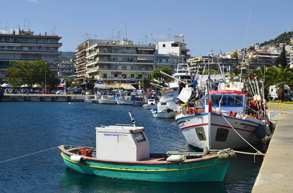 Καβάλα Ελλάδα Σεπτεμβρίου 2011 Διάφορα Αλιευτικά Σκάφη Και Κτίρια Στο — Φωτογραφία Αρχείου