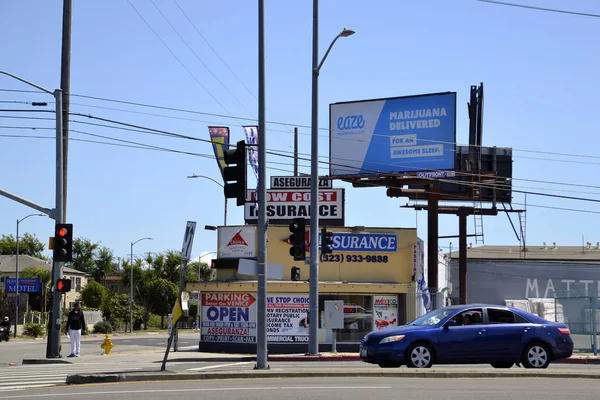 洛杉矶 加利福尼亚 2018年5月26日 交通和广告为合法的大麻在威尼斯大道 — 图库照片