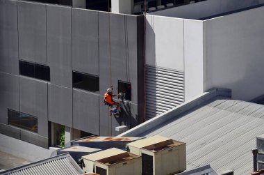 Perth, Wa, Avustralya - 29 Kasım 2017: pencerenin dışındaki ofis binası temizlik tanımlanamayan işçi