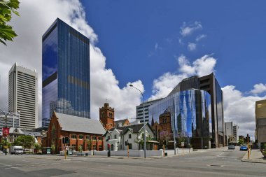 Perth, Wa, Avustralya - 28 Kasım 2017: Cam cephe yansıması binalar ve St. Georges Katedrali 