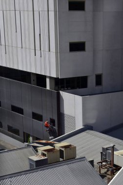 Avustralya, Perth, kimliği belirsiz pencere temizleyici ofis binası dışında