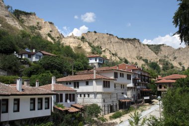 Melnik, Bulgaristan - 05 Haziran 2018: Evleri tuhaf formlarla kum piramitler arasında 