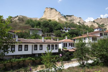 Bulgaristan, Melnik, evler, kum piramitler ve küçük köyün etrafını kaya oluşumu