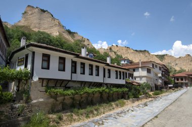 Melnik, Bulgaristan - 05 Haziran 2018: Tanımlanamayan çocuk, ev ve küçük köyün etrafını kaya oluşumu