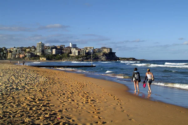 Sydney Nsw Australia Lutego 2008 Niezidentyfikowanych Ludzi Chodzących Piaszczystej Plaży — Zdjęcie stockowe