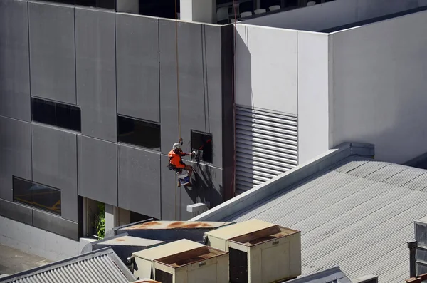 Perth Australia November 2017 Unidentified Worker Cleaning Windows Office Building — Stock Photo, Image