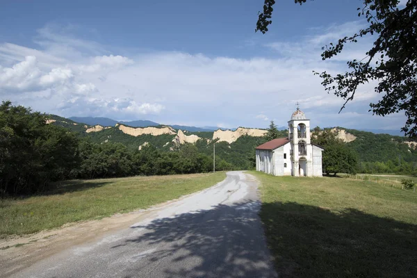保加利亚 全景与老被摒弃的教会和全景与岩石形成和沙子金字塔在 Melnik — 图库照片