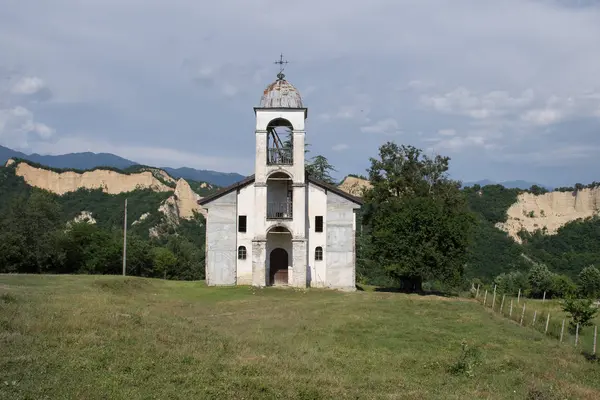 ブルガリア メルニク 鐘楼のある教会と奇岩の風景を放棄 — ストック写真