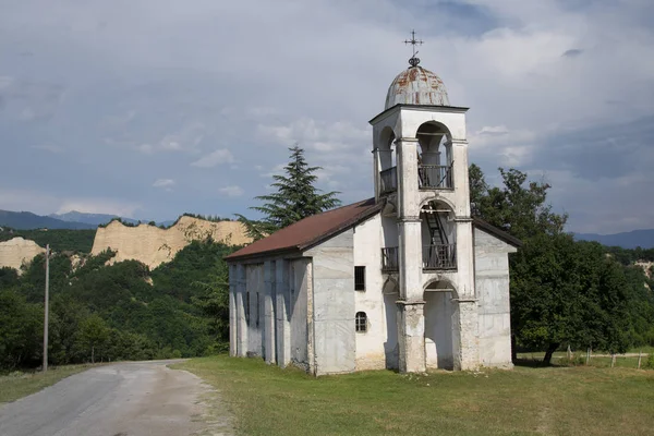 Bulgarije Melnik Verlaten Kerk Met Klokkentoren Landschap Met Rotsformaties — Stockfoto