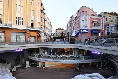 Plovdiv, Bulgaristan - 07 Haziran 2018: Antik Roma Tiyatrosu ve kafe-restoran, şehir merkezindeki trafiğe kapalı alanda üzerinde kimliği belirsiz kişi plovdiv