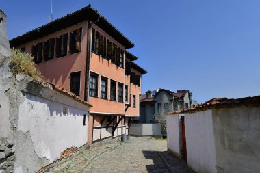 Plovdiv, Bulgaristan - 08 Haziran 2018: Binada geleneksel yapısı ve eski şehir bölgesinde Arnavut kaldırımlı sokak