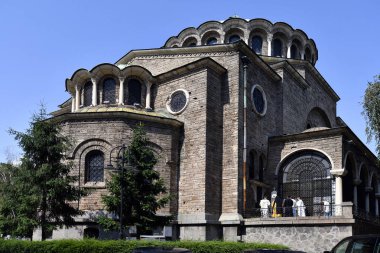 Sofia, Bulgaristan - 16 Haziran 2018: Kimliği belirsiz kişi ve Ortodoks Sveta Nedelja kilisede rahip  