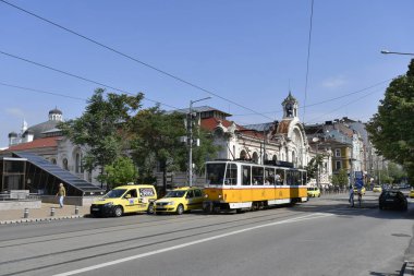 Sofia, Bulgaristan - 16 Haziran 2018: Genel tramvay ve araçların merkez çarşı binası önünde