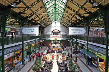 Sofia, Bulgaristan - 16 Haziran 2018: Kimliği belirsiz kişi Merkez Market hall, kapalı bir alışveriş merkezi mağaza ve kafe
