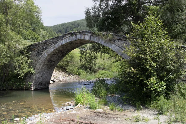 Bulgária Antiga Ponte Pedra Medieval Atravessando Rio — Fotografia de Stock